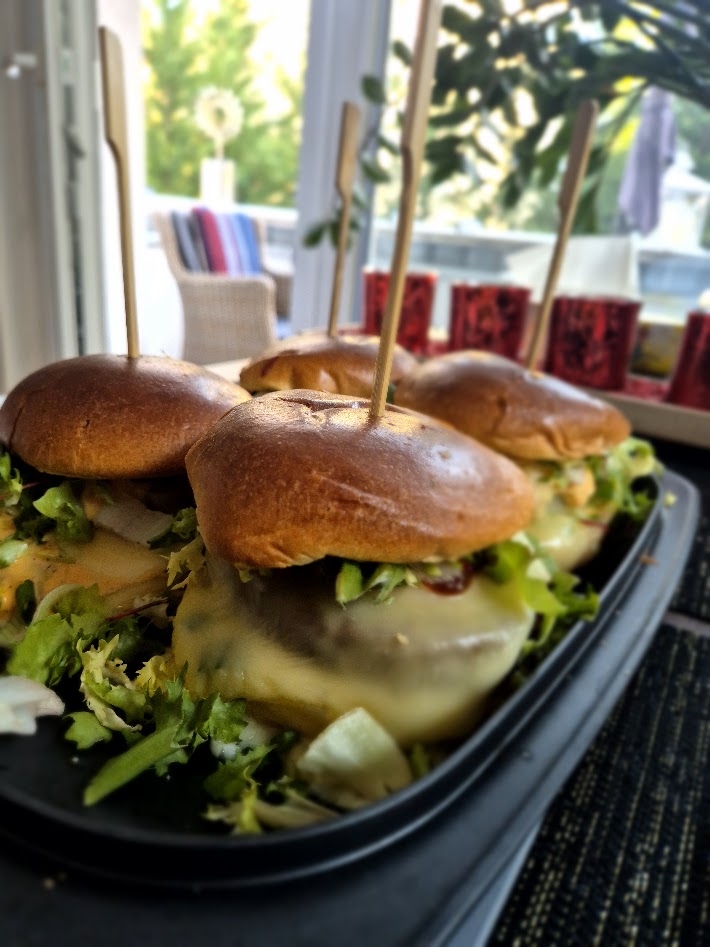 Selbst zusammengestellte Cheeseburger mit Salat und Brioche-Buns