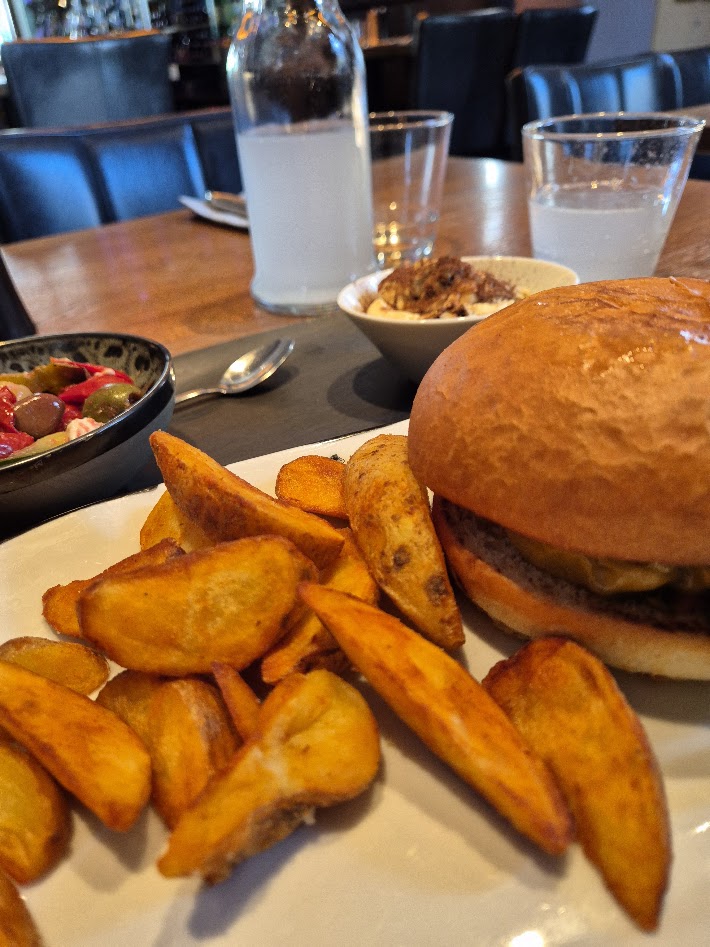 Restaurantburger mit kräftig gebackenen Potato Wedges
